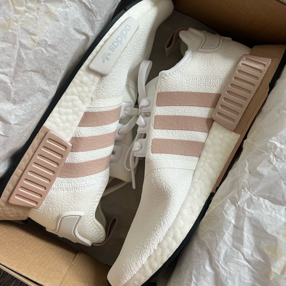 Adidas NMD R1 Woman’s Shoes Color: white ash pearl FV2475 Size: Woman’s 10